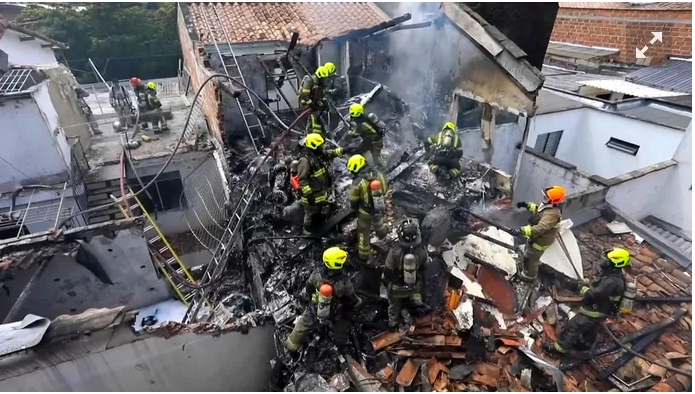 Un avion s’écrase dans un quartier résidentiel de Medellin