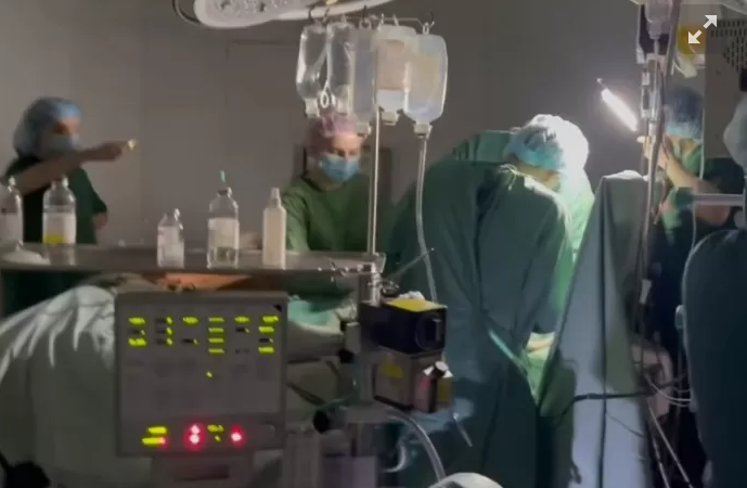 Un médecin ukrainien filme une opération à cœur ouvert sur un ado pendant une coupure d’électricité