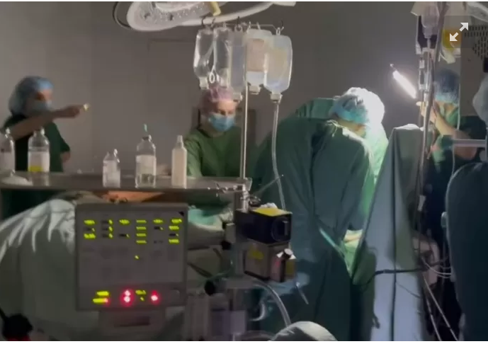 Un médecin ukrainien filme une opération à cœur ouvert sur un ado pendant une coupure d’électricité