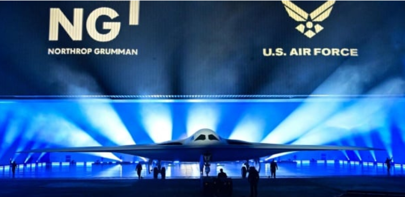 Le B-21 Raider, nouveau bombardier de l’US Air Force, dévoilé en grande pompe.