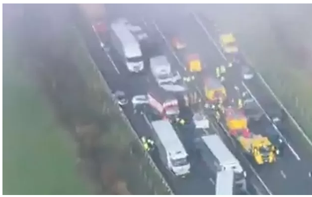 Un impressionnant carambolage causé par le verglas en France, une trentaine de véhicules impliqués