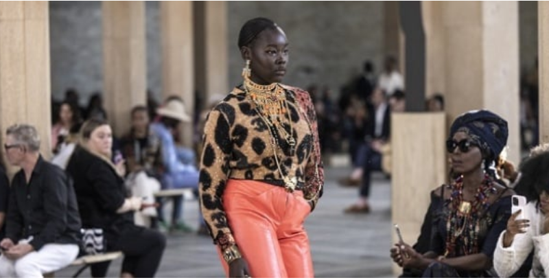 Chanel célèbre les artisans du luxe à Dakar