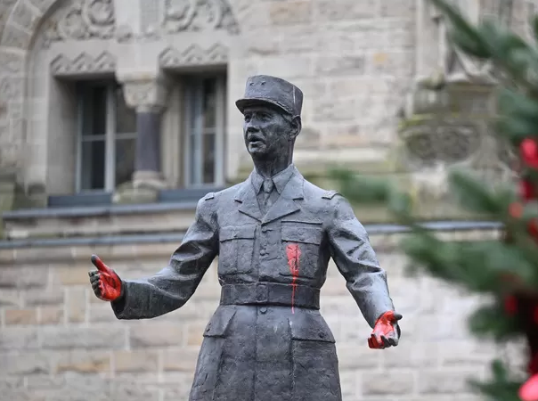 Une statue du général de Gaulle dégradée en France