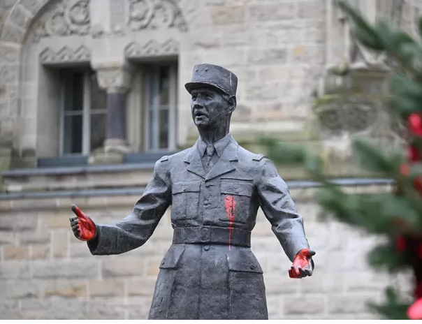 Une statue du général de Gaulle dégradée en France