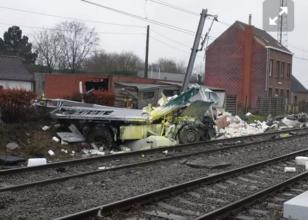 Un train fauche violemment un camion bloqué sur un passage à niveau à Ardooie