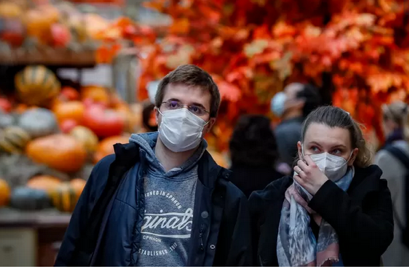 En France, le port du masque pourrait bientôt redevenir obligatoire dans certains lieux: et chez nous?