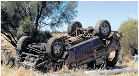 Trois jeunes enfants survivent à un accident de voiture après avoir passé deux jours bloqués avec les cadavres de leurs parents