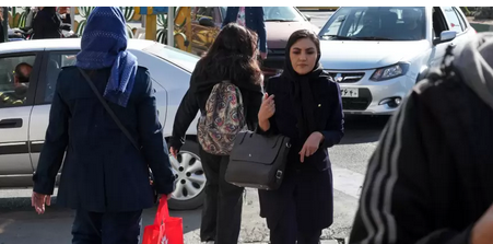 La police iranienne recommence à surveiller le port du hijab après plus de trois mois de protestations