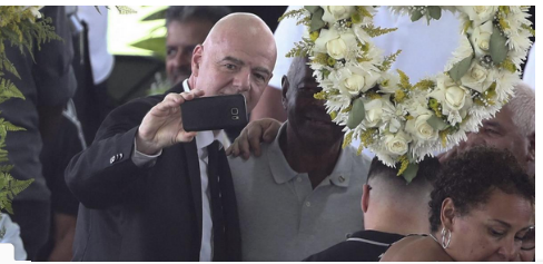 Mort de Pelé : les explications de Gianni Infantino après son selfie polémique