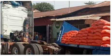 Kolda : Un camion rempli de tonnes de riz se renverse au centre ville