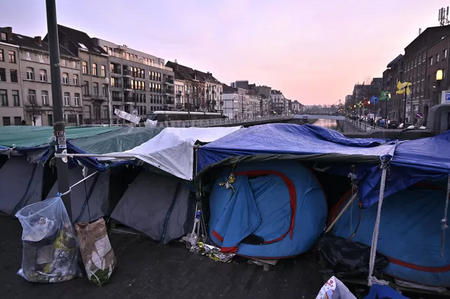 Le squat de la rue des Palais évacué: près de 200 demandeurs d’asile ont passé la nuit sur les trottoirs malgré l’aide promise