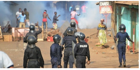 Guinée: la junte menace d’interdire les partis politiques après des heurts