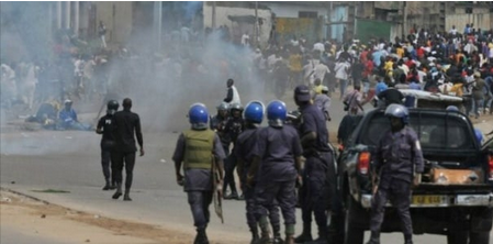 Ousmane Sonko refuse de passer par la Corniche, jets de gaz lacrymogènes