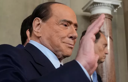 L’état de santé de Silvio Berlusconi s’améliore de manière “constante”