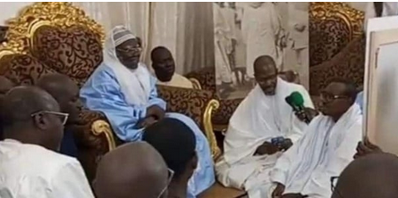 Touba : Remise des photos de Cheikh Ahmadou Bamba à Serigne Mountakha