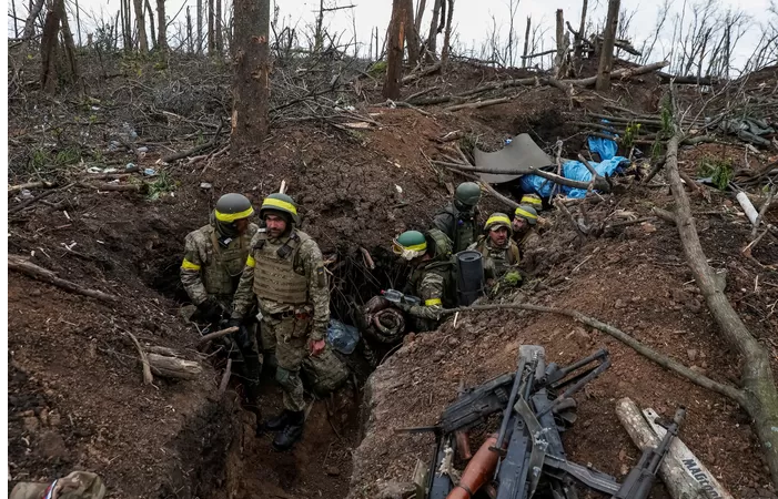 “Premier succès de l’offensive”: les troupes ukrainiennes avancent dans Bakhmout