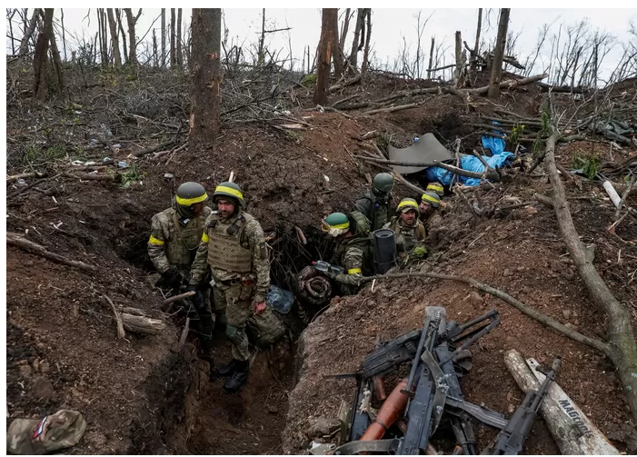 “Premier succès de l’offensive”: les troupes ukrainiennes avancent dans Bakhmout