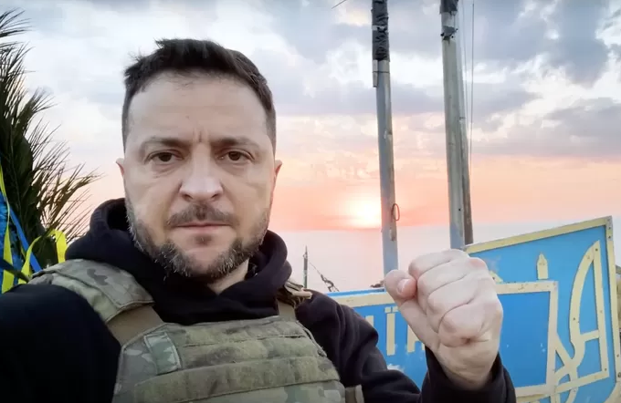 500 jours de guerre: Zelensky visite l’île des Serpents, symbole de la résistance