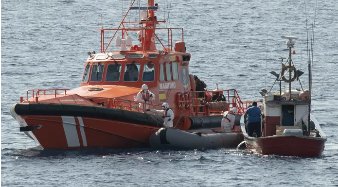 Les sauveteurs espagnols ont secouru 86 migrants sur un bateau au large des Canaries