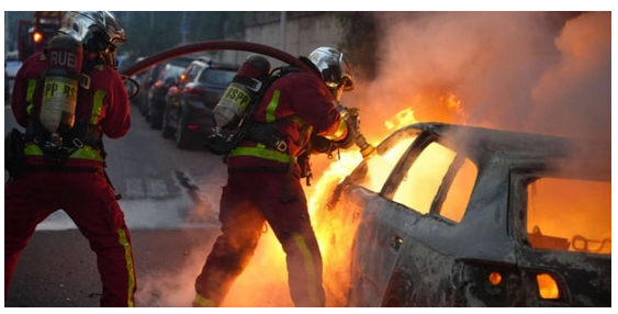 France : Mort d’un pompier à Saint-Denis en luttant contre des incendies de véhicules