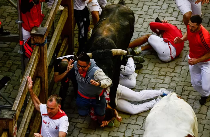 Les lâchers de taureaux de la San Fermin font 35 blessés en Espagne