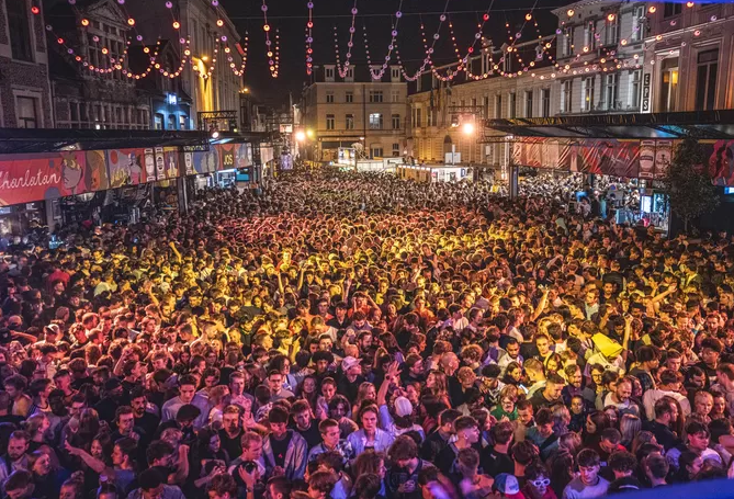 Un homme ivre fait une chute de quatre mètres aux Fêtes de Gand