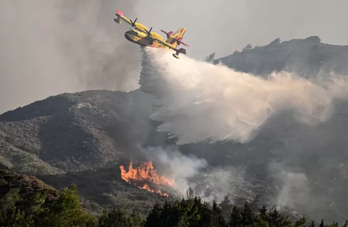 Les incendies se poursuivent en Grèce: une nouvelle vague de chaleur frappe le pays