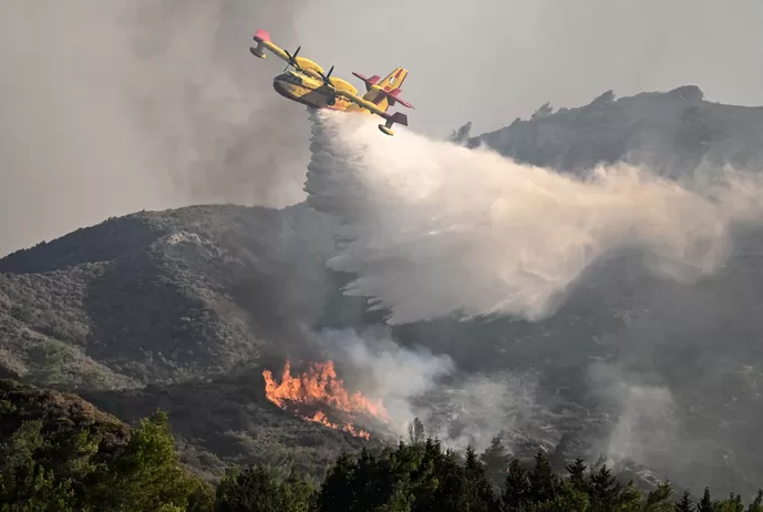 Les incendies se poursuivent en Grèce: une nouvelle vague de chaleur frappe le pays