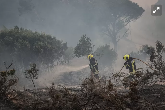 Quelque 500 pompiers portugais également mobilisés pour combattre un feu de forêt à Sintra