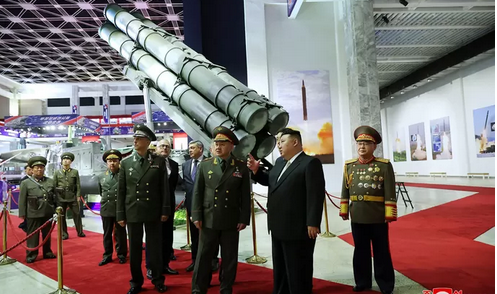 Kim Jong Un dévoile ses nouveaux missiles au ministre russe de la Défense