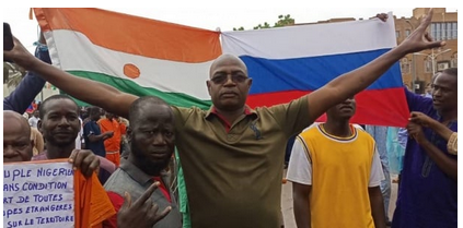 Niger: Drapeaux russes et slogans anti français lors de manifestations de soutien aux putschistes