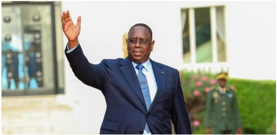 Macky Sall sort à la rencontre de ses militants massés devant le Palais