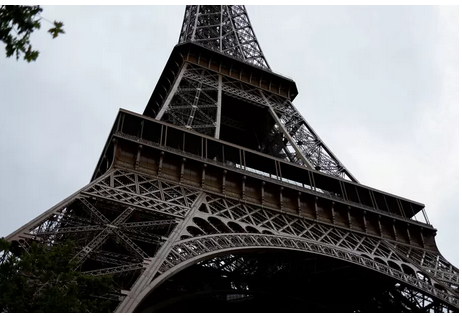 Nouvel incident à la Tour Eiffel: un homme interpellé après avoir réalisé un “base-jump” depuis le 3e étage