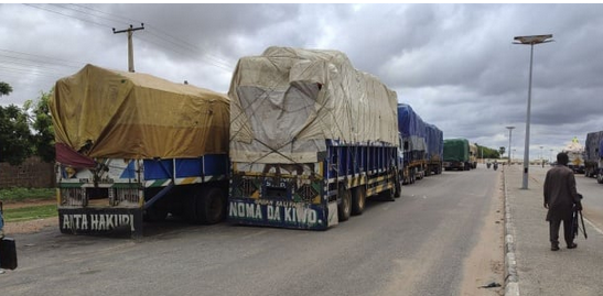 Plus de 1 000 camions bloqués à la frontière Niger-Bénin, après les sanctions de la Cedeao