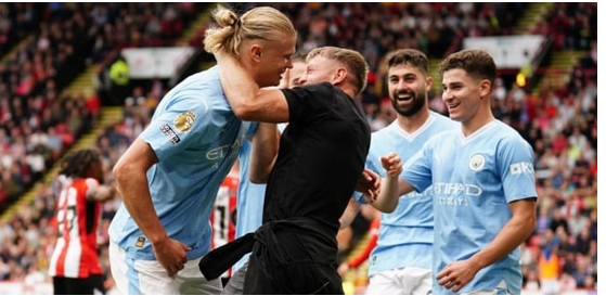 MANCHESTER CITY: LE FAN QUI S’EST JETÉ SUR HAALAND APRÈS SON BUT EST… UN ANCIEN CHAMPION DU MONDE DE BOXE