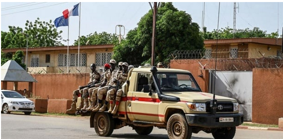 Niger : les policiers font une curieuse découverte dans une fourgonnette sortie de l’ambassade de France