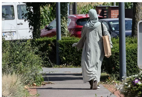 Le père d’une lycéenne portant l’abaya en garde à vue après des menaces de mort visant le proviseur