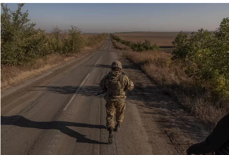 Sur le front sud en Ukraine, la percée ne vient pas: “Le prix, c’est la vie de nos gars”