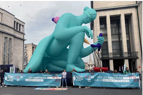 Une statue géante à Bruxelles pour promouvoir la loi sur le devoir de vigilance des multinationales