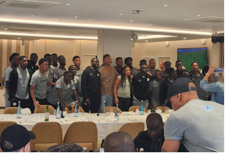 SÉNÉGAL-CAMEROUN : la famille de Pape Bouba Diop rend visite aux Lions (IMAGES)