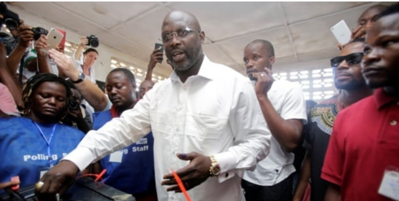 Présidentielle au Liberia: Weah poussé au second tour par son challenger Boakai