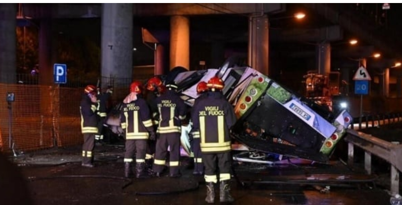 Un bus tombe d’un pont à Venise et prend feu: au moins 20 morts dont deux enfants