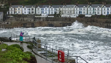 La tempête Ciaran fait au moins 10 morts et perturbe les transports en Europe