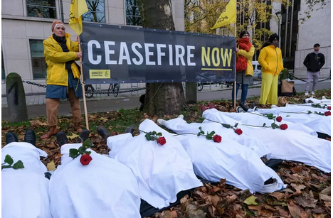 Des draps mortuaires déployés devant l’ambassade des États-Unis à Bruxelles pour un “cessez-le-feu à Gaza”