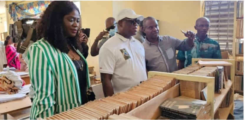 ZIGUINCHOR : L’APIX ET SECCA-S.A OFFRENT 350 TABLES-BANCS AUX ÉCOLES SACCAGÉES LORS DES DERNIÈRES MANIFESTATIONS