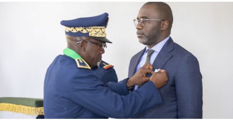 Doudou Ka reçoit la Médaille d’honneur de l’Aéronautique militaire