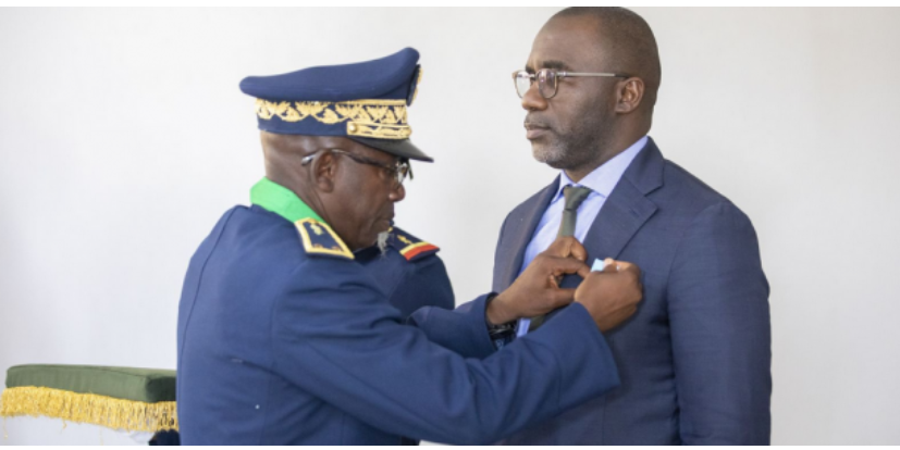 Doudou Ka reçoit la Médaille d’honneur de l’Aéronautique militaire