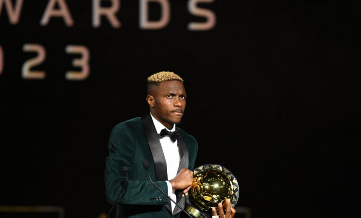 CAF AWARDS : Osimhen élu Ballon d’Or africain, le Sénégal honoré…