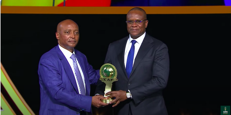 CAF AWARDS 2023 : Lat Diop reçoit le prix décerné à Macky Sall