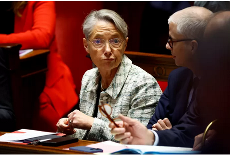 Elisabeth Borne reconnaît que des mesures de la loi immigration sont contraires à la Constitution